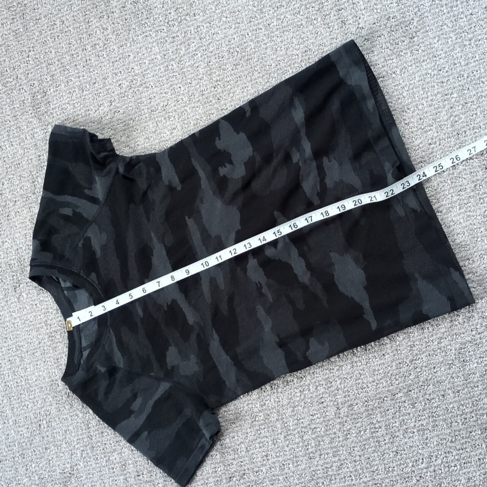 NWOT Athleta Grey/Black Camo Print Short Sleeve Athleisure Top, Size M - Picture 3 of 6